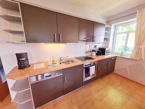 Kühlschrank, Mikrowelle, Ofen, Geschirrspüler
