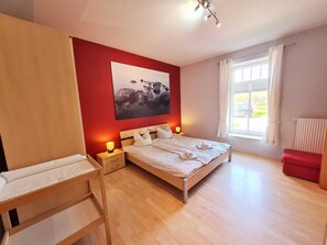 3 bedrooms, travel cot, WiFi