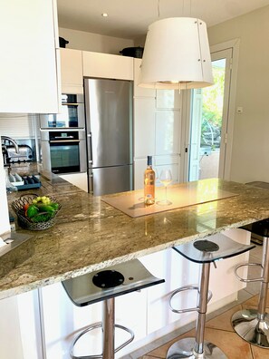 Fridge, microwave, oven, stovetop - Villa 8 Pers, vue Mer, Centre-ville, Quartier du Paradis, au Calme (Hyères)