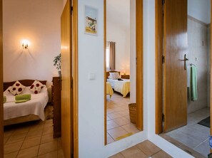 3 chambres, fer et planche à repasser, Wi-Fi gratuit, draps fournis