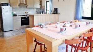 Una cocina moderna con zona de comedor.