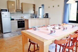 A modern kitchen with a dining area. - Apartment in Starigrad near Paklenica Park (Seline)