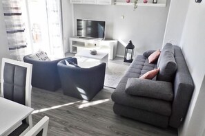 Smart TV, ping pong - Apartment in Maslenica with Sea View (Maslenica)