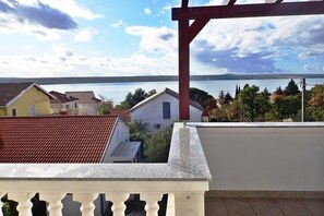 Property grounds - Apartment in Maslenica with Sea View (Maslenica)