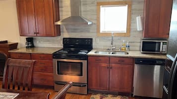 Cafetera y tetera, refrigerador, microondas y horno