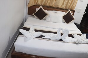 ห้องดีลักซ์ | เครื่องนอนป้องกันสารก่อภูมิแพ้, ผ้านวมขนเป็ด, โต๊ะทำงาน