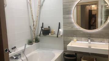 Baignoire, sèche-cheveux, serviettes fournies, papier toilette