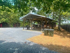 Outdoor dining - Cougar Run 3 in Hochatown/Broken Bow, OK (Broken Bow)