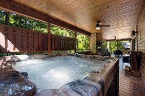 Outdoor spa tub - Serenity Point in Hochatown/Broken Bow,OK (Broken Bow)