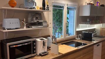 Réfrigérateur, micro-ondes, four, plaque de cuisson