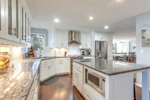 Fridge, microwave, stovetop, dishwasher - Dock, Hot Tub! Family-Friendly Camdenton Haven (Camdenton)