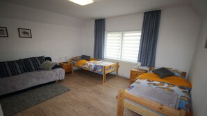3 soverom, skrivebord, strykejern/-brett og reiseseng for barn