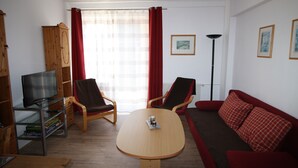 TV, bøker og stereoanlegg