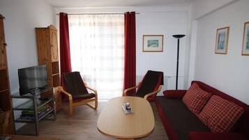 Fernseher, Bücher, Stereoanlage