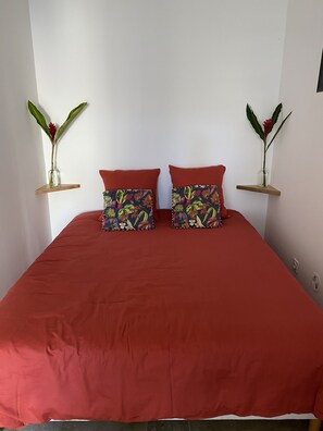 1 bedroom, travel cot, WiFi, bed sheets