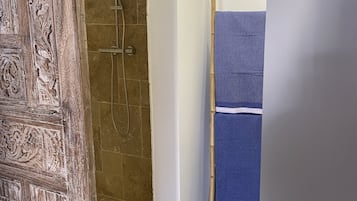 Een douche, handdoeken