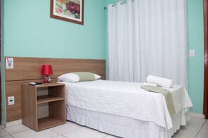 Kahden hengen standard-huone (kaksi sänkyä) | Allergiatestatut vuodevaatteet, työpöytä