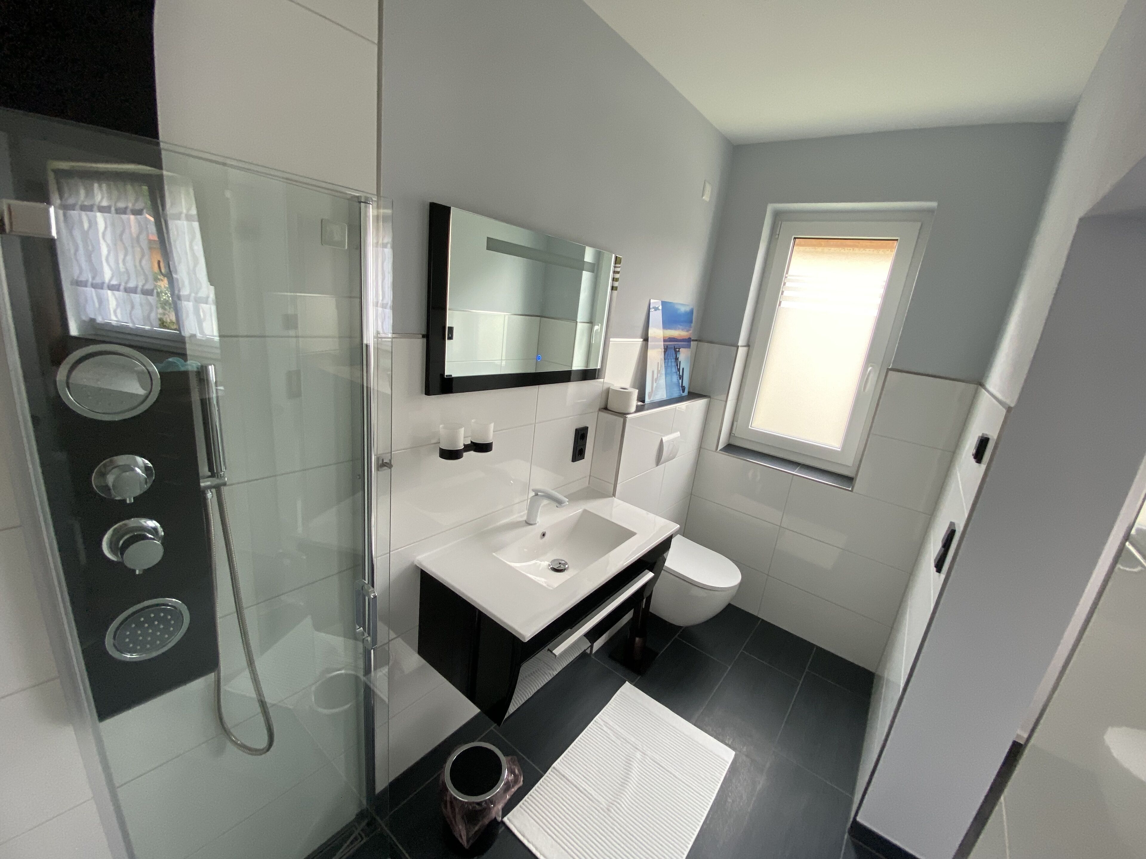 Badewanne, Haartrockner, Handtücher