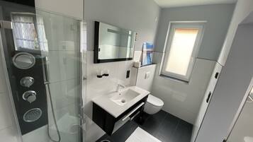 Badewanne, Haartrockner, Handtücher