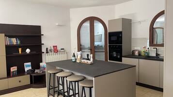 Coffee/tea maker, fridge, microwave, oven