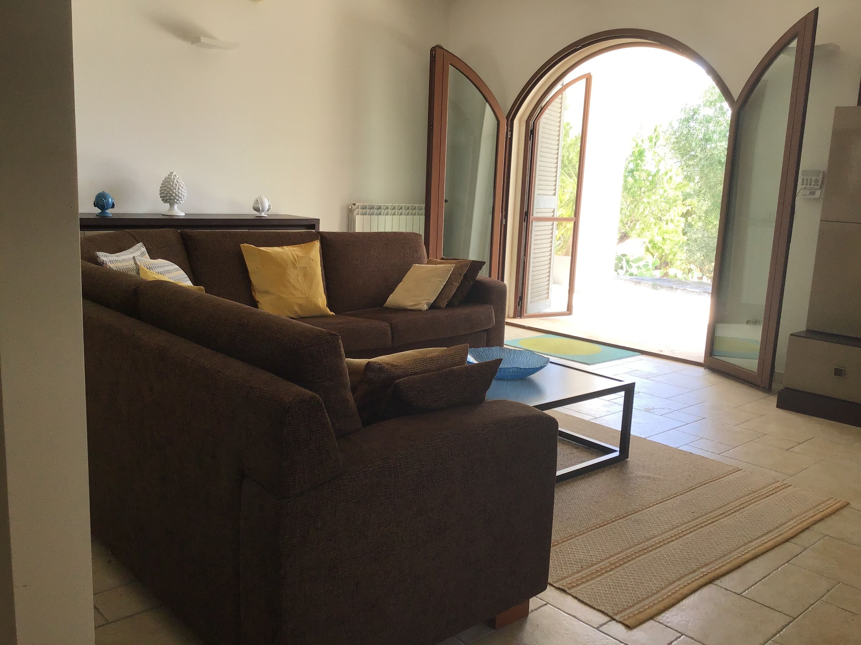 Smart TV, video games, DVD player, ping pong