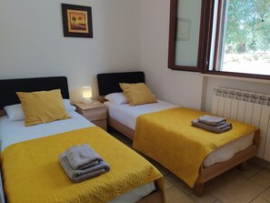 3 bedrooms, iron/ironing board, travel crib, WiFi - Stunning Distant sea views, Immersed in olive trees with PRIVATE POOL built 2021 (Carovigno)