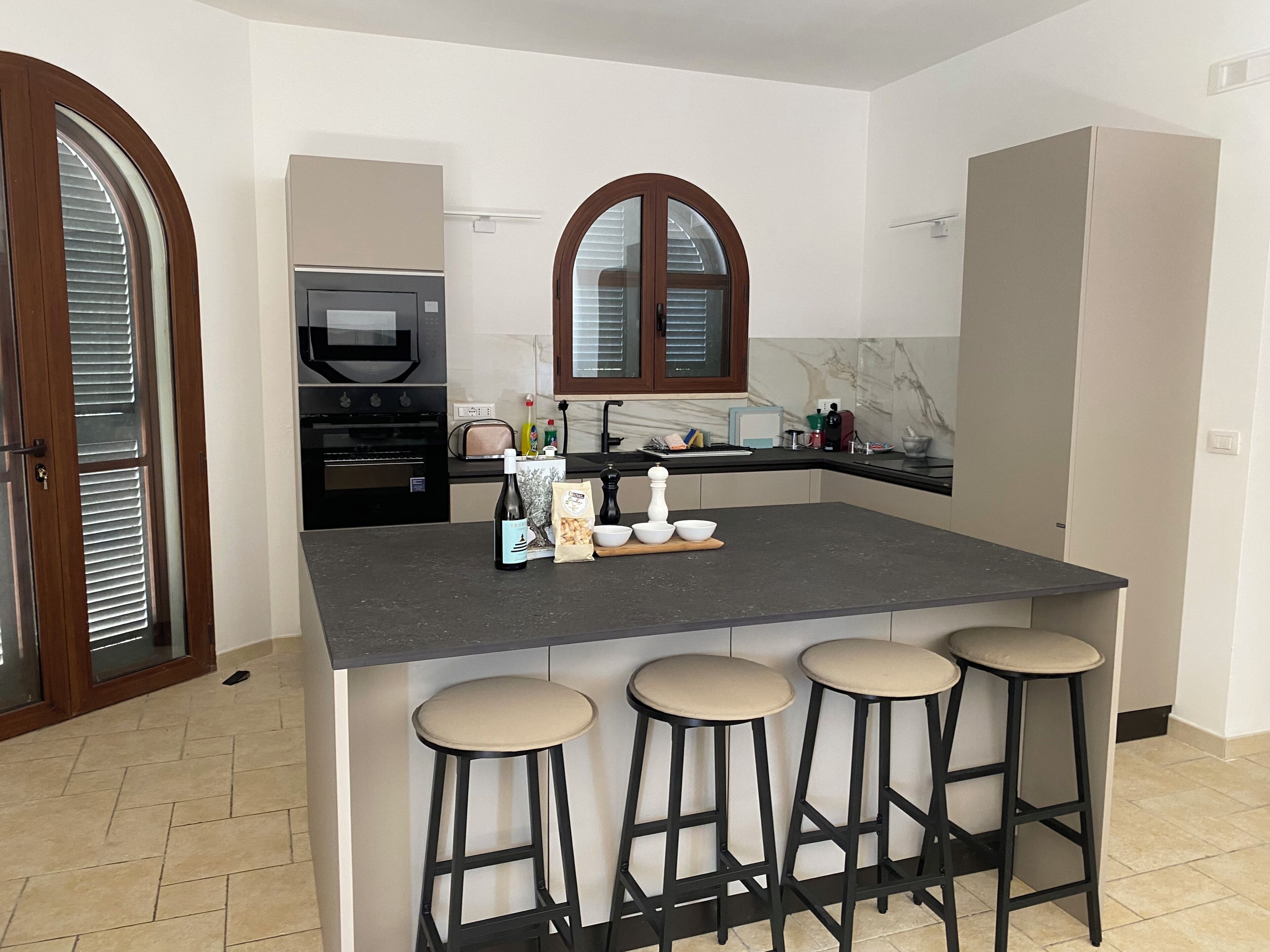 Wasserkocher mit Kaffee-/Teezubehör, Kühlschrank, Mikrowelle, Ofen