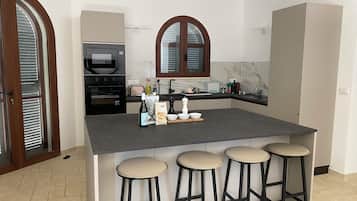 Wasserkocher mit Kaffee-/Teezubehör, Kühlschrank, Mikrowelle, Ofen
