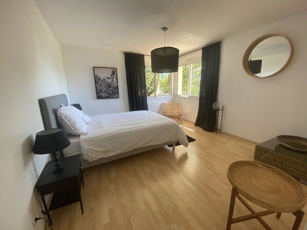 4 bedrooms, iron/ironing board, WiFi, bed sheets