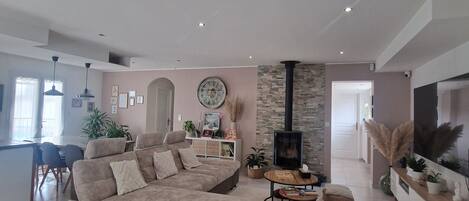 Smart TV, fireplace, DVD player, offices