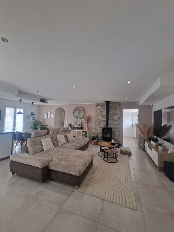 Smart-TV, Kamin, DVD-Player, Arbeitsbereiche