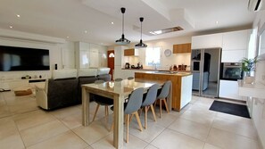 Réfrigérateur, four à micro-ondes, un four, surface de cuisson