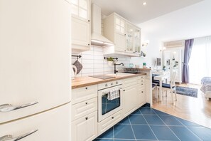 Fridge, oven, stovetop, coffee/tea maker