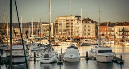 Silver Strand - stunning marina views, stylish design, parking & 3 bathrooms!