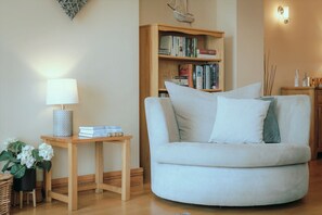 TV - Harbour Views at Silver Strand - stylish design, parking & 3 bathrooms! (Eastbourne)