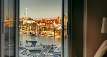 Harbour Views at Silver Strand - stylish design, parking & 3 bathrooms!