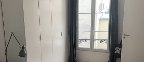 2 bedrooms, iron/ironing board, free WiFi