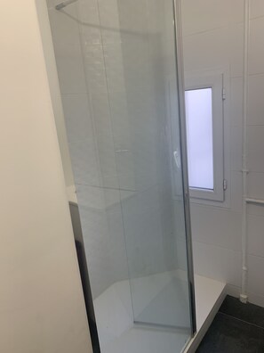 Dusche, Haartrockner, Seife, Toilettenpapier