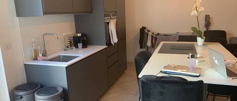 Kylskåp, mikrovågsugn, ugn och spishäll