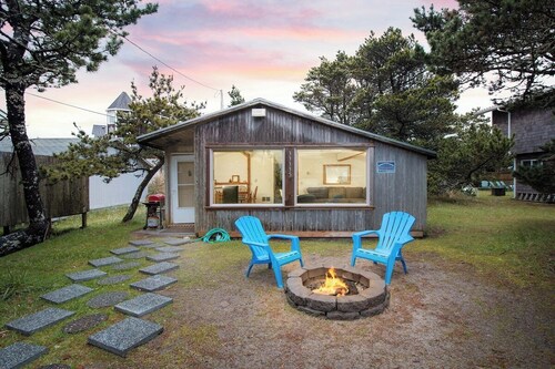 Shore Dr. Cottage - Steps to surf & pub.