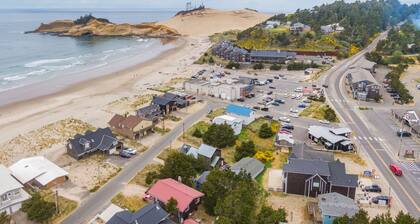 Shore Dr. Cottage #105 - Steps to surf & pub. Cute & affordable cabin