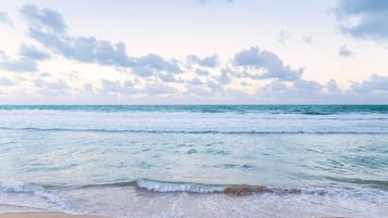 En la playa, camastros y toallas de playa