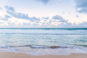 Plage, chaises longues, serviettes de plage