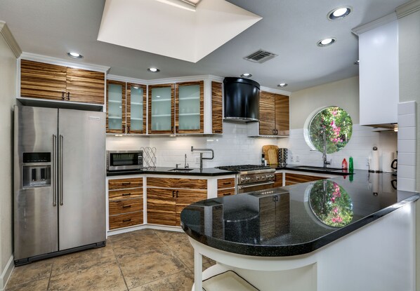 ثلاجة، ميكروويف، فرن، موقد طهي مسطح