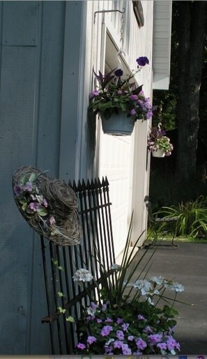Exterior detail - Lakeview Cottage - Guest Cottage on Goodyear lake - close to Baseball Parks. (Maryland)