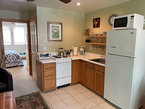 Fridge, microwave, oven, stovetop - Lakeview Cottage - Guest Cottage on Goodyear lake - close to Baseball Parks. (Maryland)
