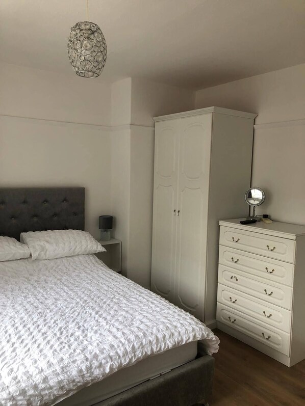 3 chambres, fer et planche à repasser, lit parapluie, Wi-Fi gratuit