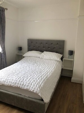 3 dormitorios, tabla de planchar con plancha, cuna de viaje