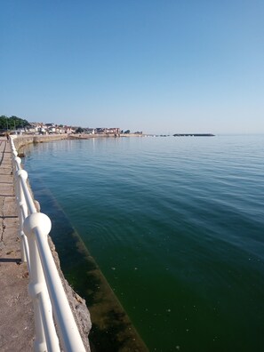 بالقرب من الشاطئ