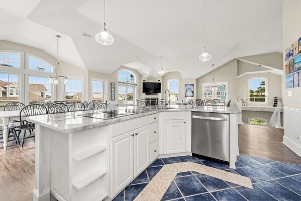 冷蔵庫、電子レンジ、オーブン、コンロ